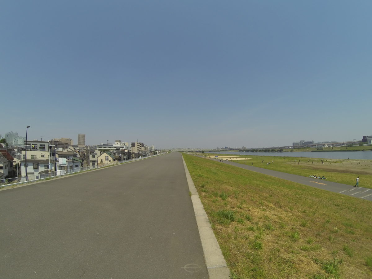 すごい広い土手の道 写真・画像のフリー素材を無料ダウンロードするなら「エルーパフォトス」