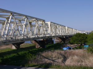 土手から見る青空に映える鉄道橋