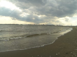 砂浜と分厚い雲