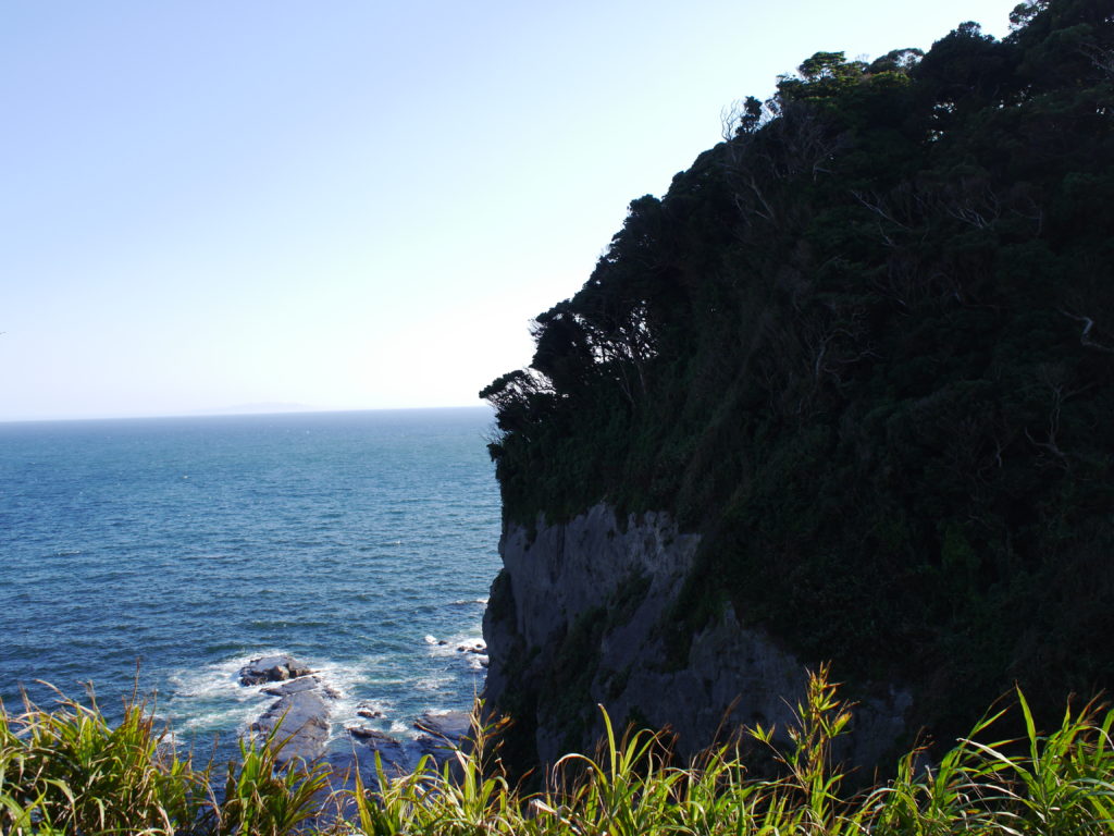 夏の海と断崖絶壁