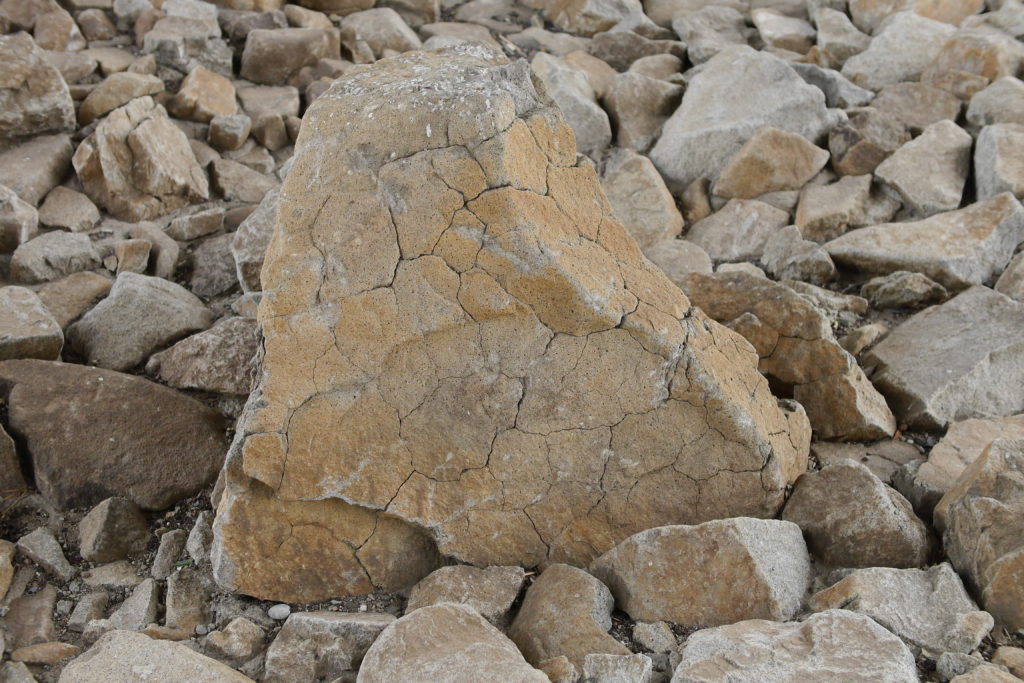 ヒビ割れた大きな岩