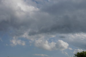 夏の空の厚い雲