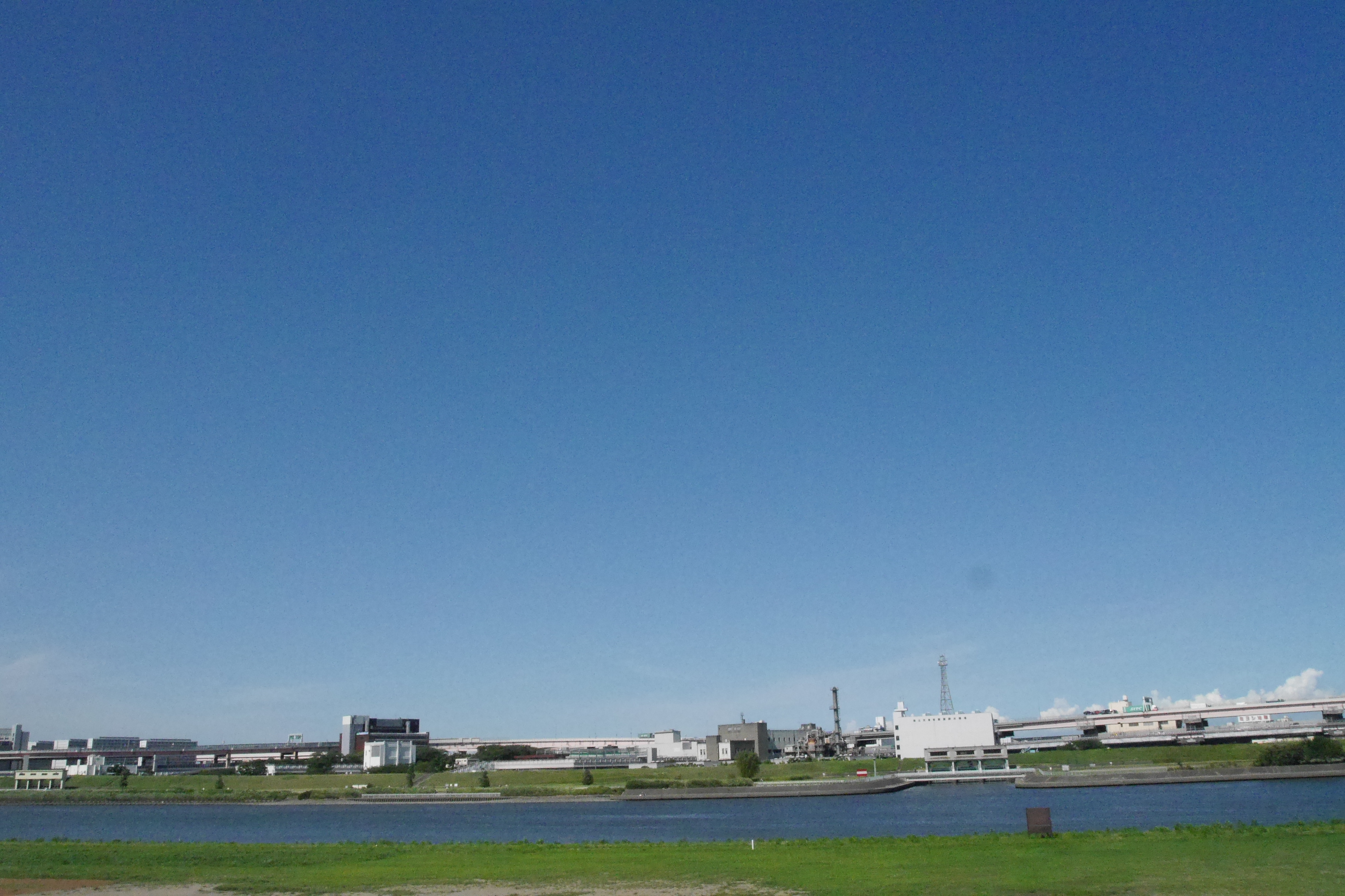 荒川と真っ青な空