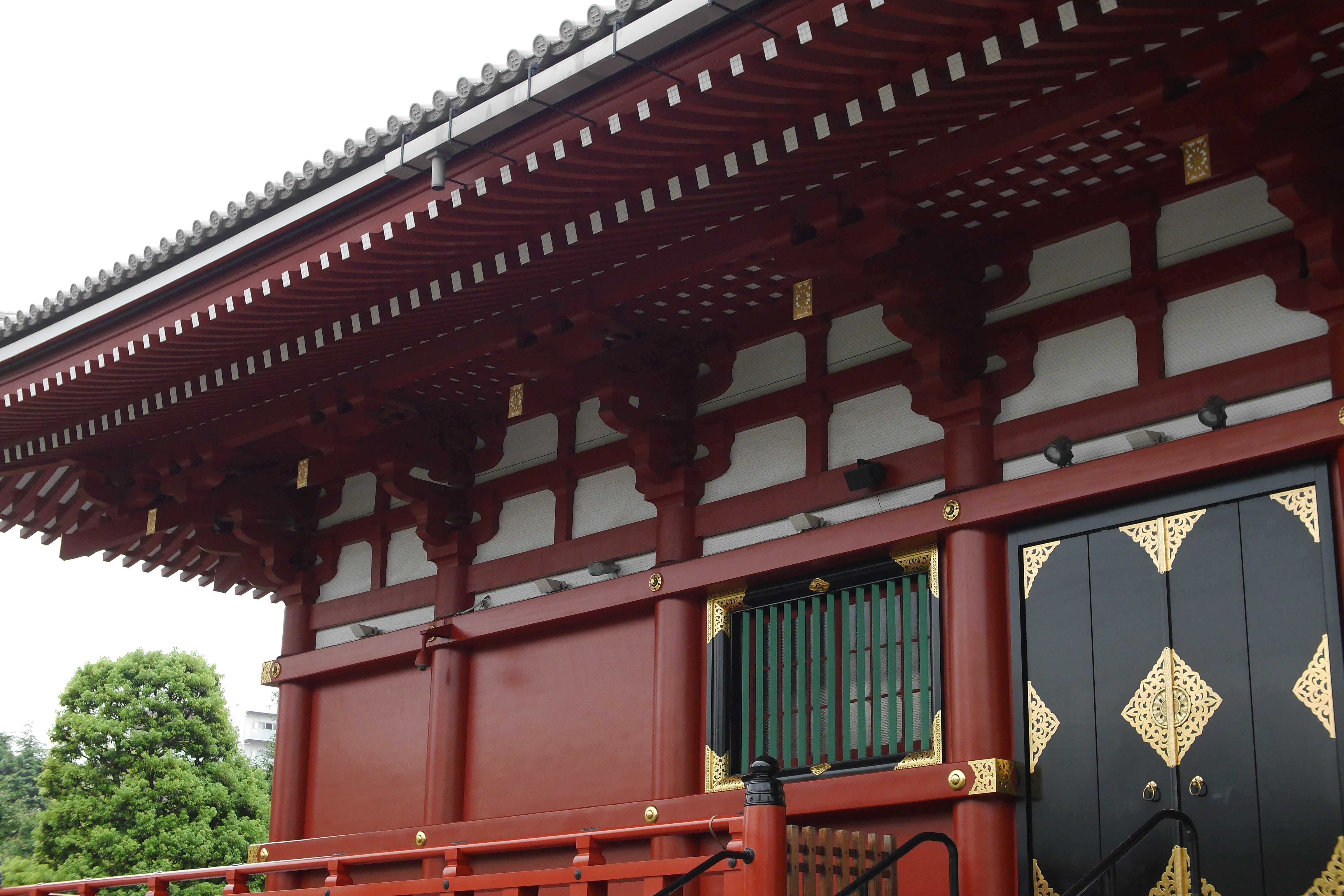 浅草寺本堂の側面