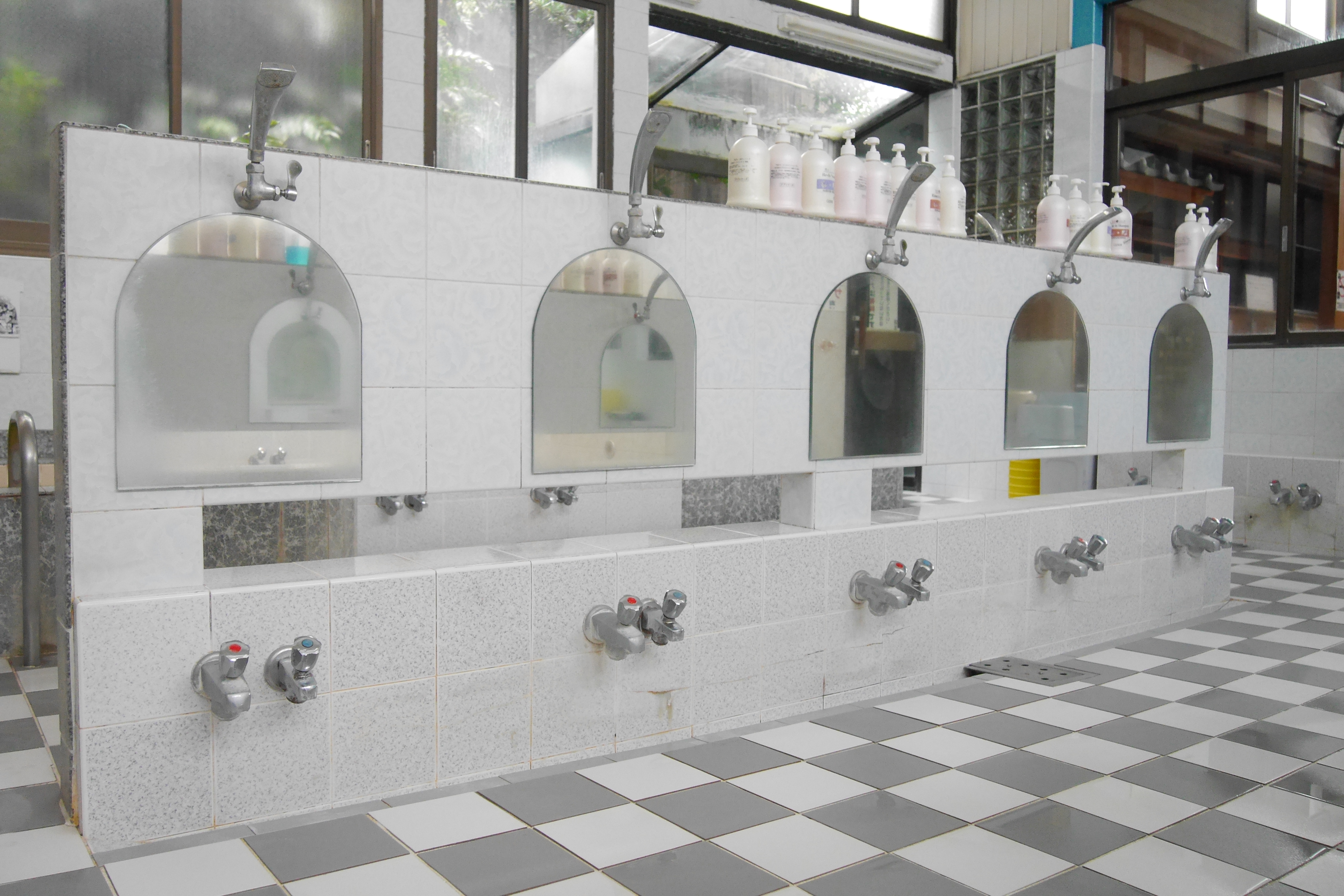銭湯の洗い場の鏡
