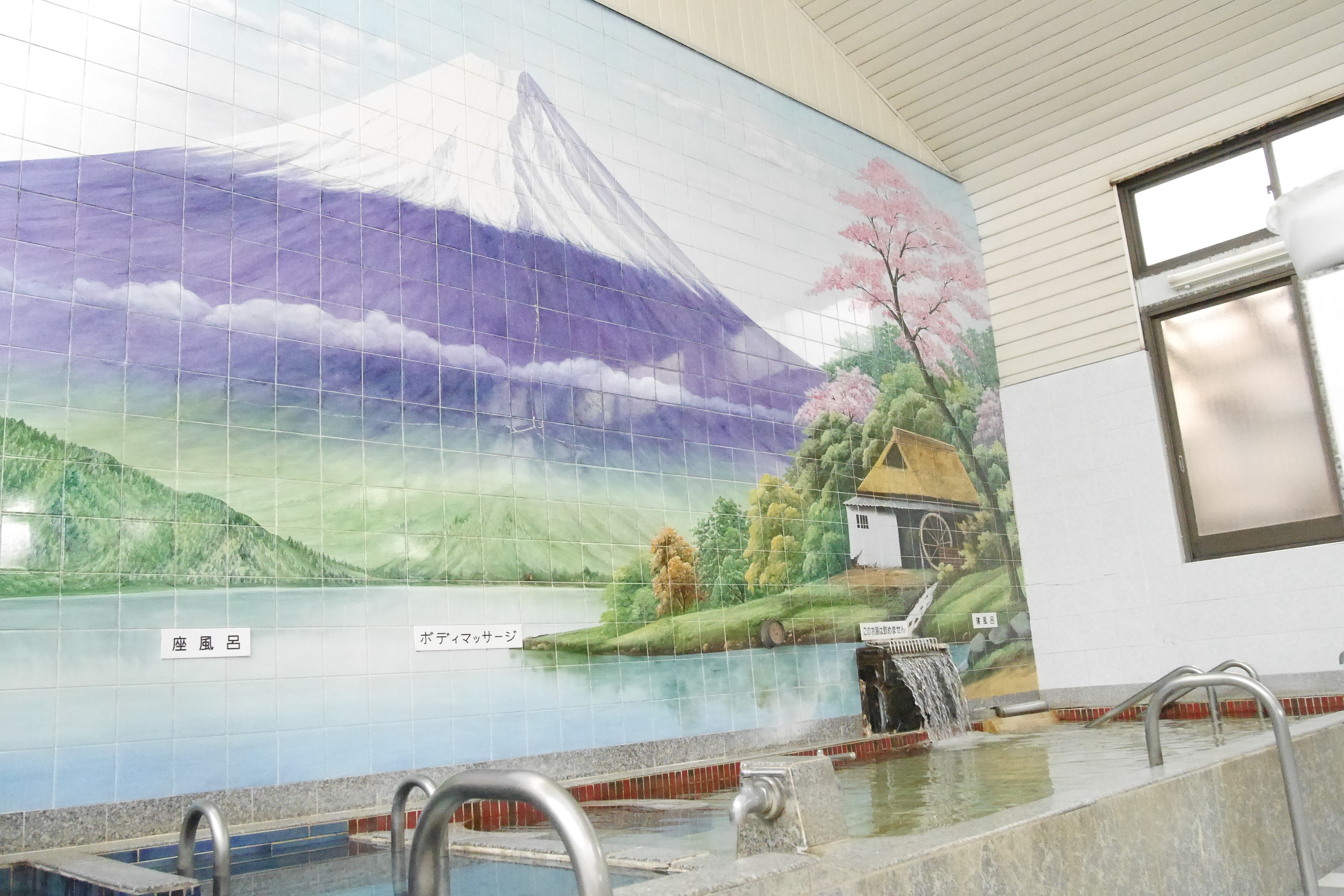 銭湯の壁に描かれる富士山