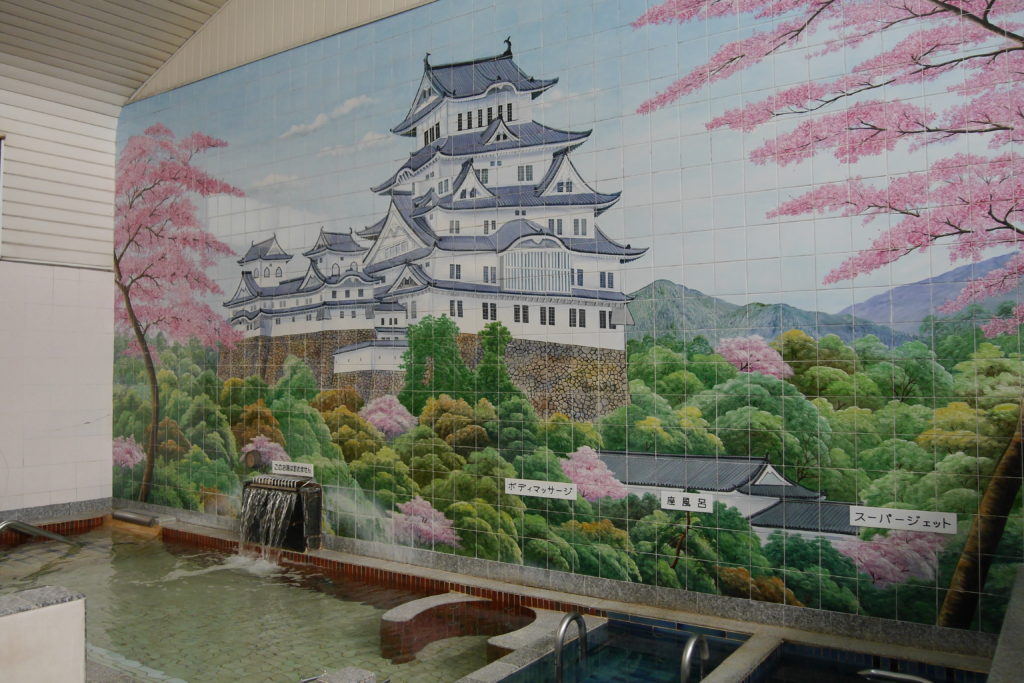 銭湯の壁に描かれるお城の絵